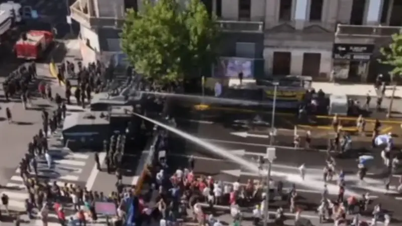 Reprimen otra vez a jubilados y estos denuncian infiltrados
