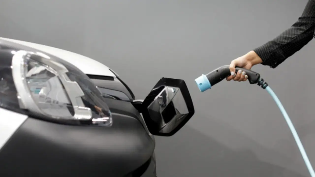 El futuro del automóvil europeo sigue siendo eléctrico pese al giro de Bruselas