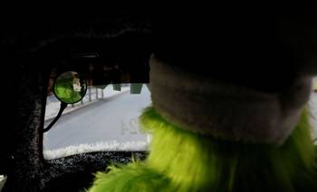 Grinch peruano desafía la inseguridad en las calles con su "Motonoel" para festejar la Navidad | Perú