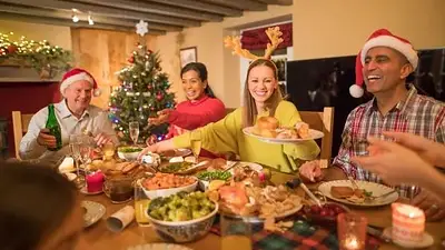 Familia cena en Navidad Familia cena en Navidad