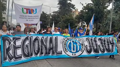 Masiva marcha en Jujuy contra la reforma laboral de Milei y el apoyo de Sadir: "Esclavista" Masiva marcha en Jujuy contra la reforma laboral de Milei y el apoyo de Sadir: "Esclavista"