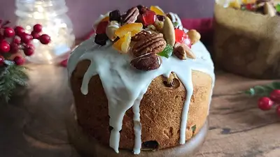 Pan dulce navideño en mesa con frutas caramelizadas y frutos secos Pan dulce navideño en mesa con frutas caramelizadas y frutos secos