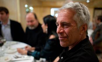 "Te mandaré chicas": nuevas fotos de Epstein exponen chats, pasaportes y drogas | Explotación sexual