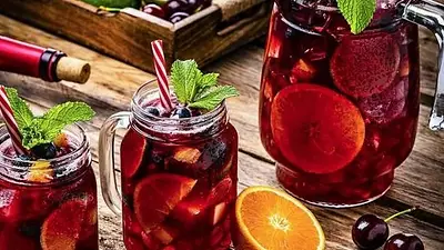 Pichel de sangría y vasos con fruta Pichel de sangría y vasos con fruta
