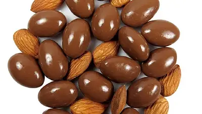 Almendras bañadas en chocolate. Almendras bañadas en chocolate.