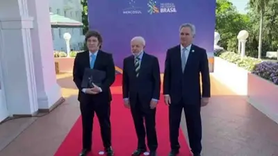 Con distancia, Milei y Lula se saludaron en el apertura de la cumbre del Mercosur Con distancia, Milei y Lula se saludaron en el apertura de la cumbre del Mercosur