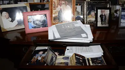 Documentos de Epstein: demócratas denuncian que eliminaron una foto de Trump que el delincuente sexual tenía en su cajón Documentos de Epstein: demócratas denuncian que eliminaron una foto de Trump que el delincuente sexual tenía en su cajón