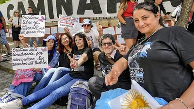 La salud de Cristina Kirchner: militantes mantienen la vigilia en el Sanatorio Otamendi La salud de Cristina Kirchner: militantes mantienen la vigilia en el Sanatorio Otamendi