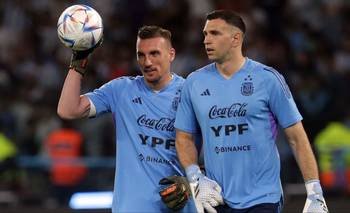 Dibu Martínez emocionó con su recuerdo sobre Armani: "No es normal" | Fútbol