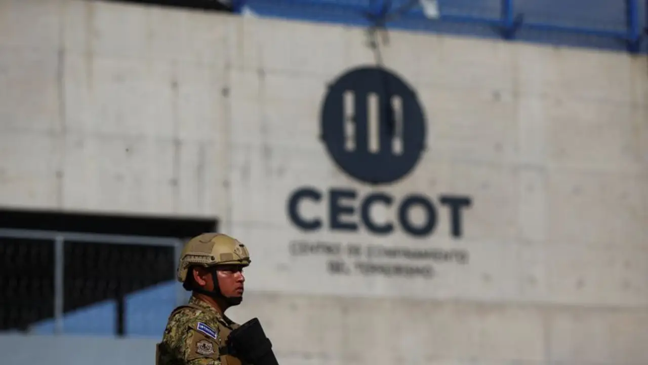 CBS aplaza un reportaje sobre la cárcel CECOT de El Salvador