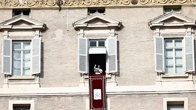 El papa León insta a una Iglesia alegre y acogedora en discurso ante los cardenales vaticanos El papa León insta a una Iglesia alegre y acogedora en discurso ante los cardenales vaticanos