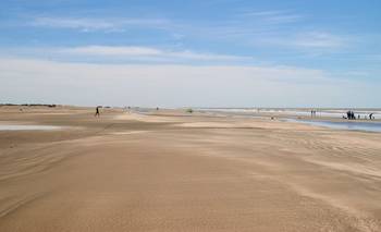 La playa escondida clave para el verano 2026:  cuenta con 20 kilómetros de playa virgen y  | Verano 2026