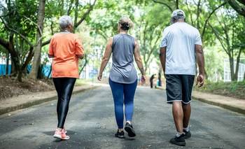 No es solo caminar: después de los 40, el ejercicio que recomiendan | Salud