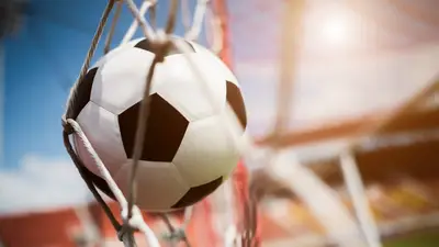 Balón de fútbol en el arco representando a los campeones del fútbol en América en 2025 Balón de fútbol en el arco representando a los campeones del fútbol en América en 2025