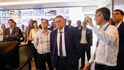 Autoridades de YPF en la presentación de la nueva sala de operaciones Autoridades de YPF en la presentación de la nueva sala de operaciones