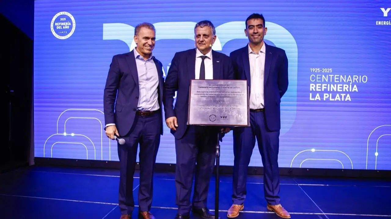 Directivos de YPF en el descubrimiento de la placa conmemorativa