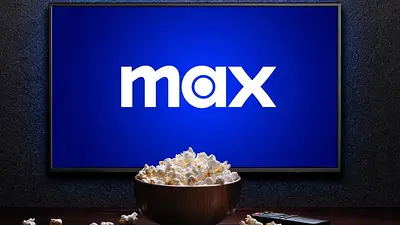 Televisor con logo de HBO Max y pochoclos Televisor con logo de HBO Max y pochoclos