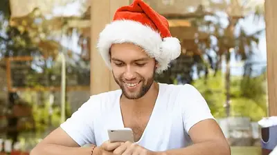 Hombre leyendo mensajes de Navidad. Hombre leyendo mensajes de Navidad.