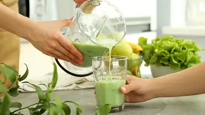 Receta de batido detox de Navidad: una opción fresca y saludable con frutas y verduras para depurar el organismo después de las fiestas. Fácil y rápida. Receta de batido detox de Navidad: una opción fresca y saludable con frutas y verduras para depurar el organismo después de las fiestas. Fácil y rápida.