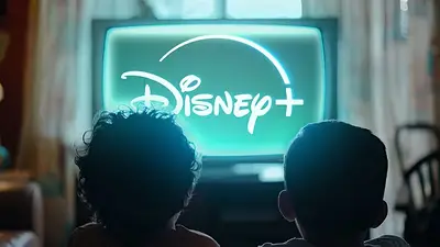 Dos niños ven televisión con Disney+ Dos niños ven televisión con Disney+