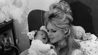 Bardot con su hijo de bebé Bardot con su hijo de bebé