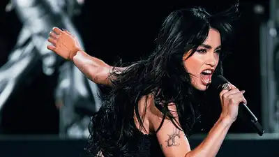 Lali en recital, vestida de negro Lali en recital, vestida de negro