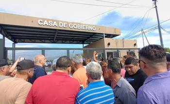 Policías y agentes retirados marchan en Catamarca contra el ajuste de Jalil | Reclamos salariales