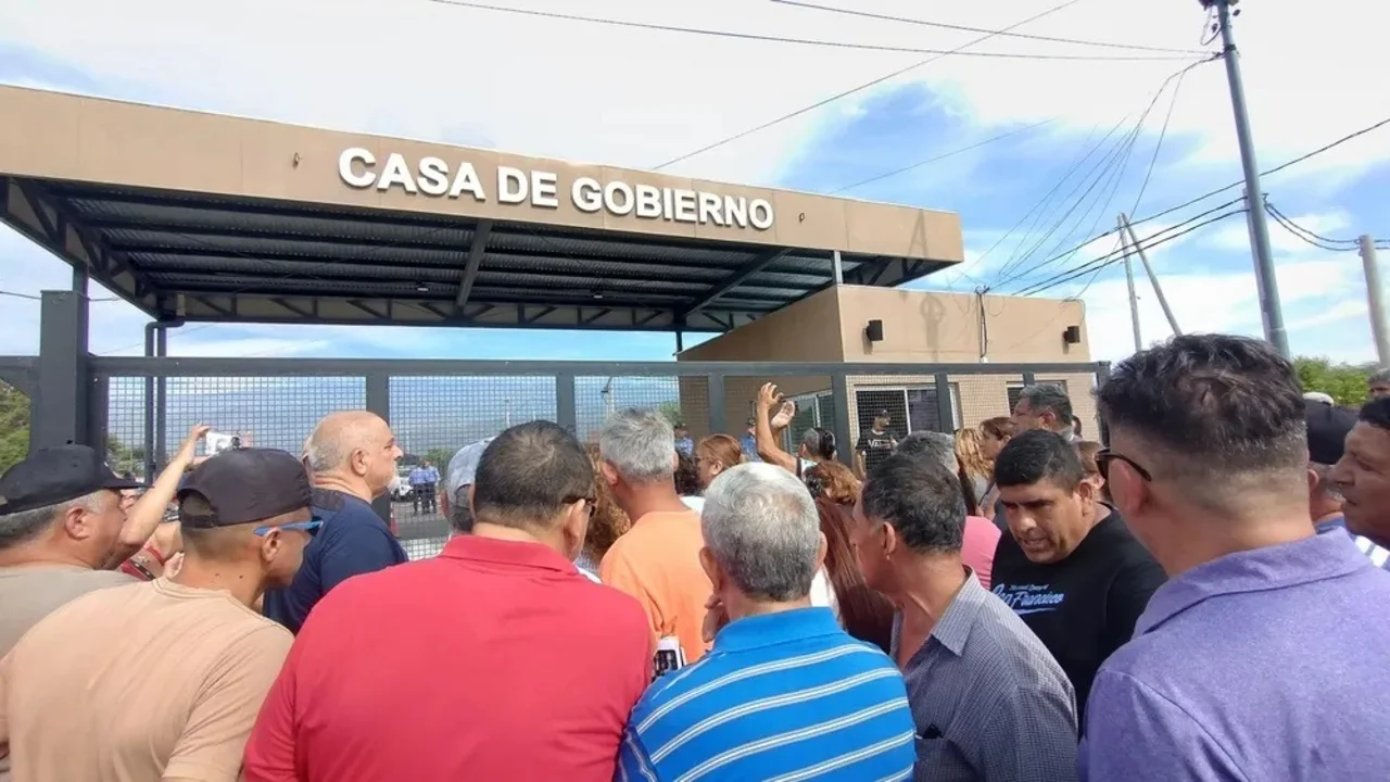 Efectivos policiales, integrantes del Servicio Penitenciario Provincial, personal retirado y familiares se concentraron este lunes. (Foto: El Ancasti).