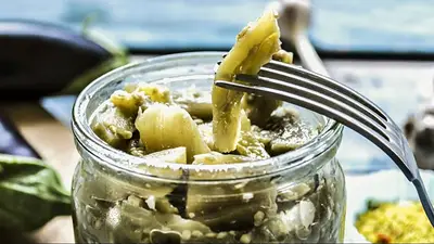 Alerta por botulismo en La Pampa: una mujer murió tras comer berenjena al escabeche y otra está internada Alerta por botulismo en La Pampa: una mujer murió tras comer berenjena al escabeche y otra está internada