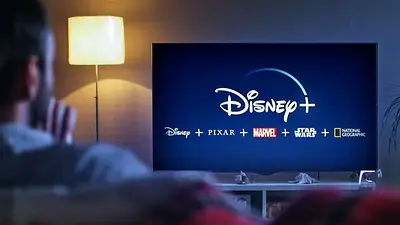 Hombre ve televisión con Disney+ Hombre ve televisión con Disney+
