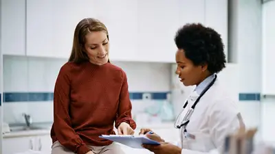 Dos mujeres en un consultorio médico Dos mujeres en un consultorio médico