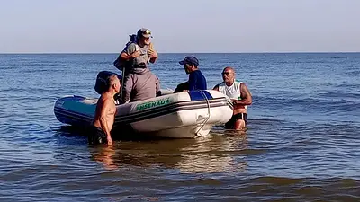 Estaban desaparecidos desde el sábado en el Río de la Plata: así sobrevivieron los siete pescadores rescatados Estaban desaparecidos desde el sábado en el Río de la Plata: así sobrevivieron los siete pescadores rescatados