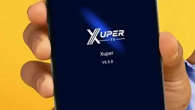 Mano sostiene celular con Xuper TV Mano sostiene celular con Xuper TV