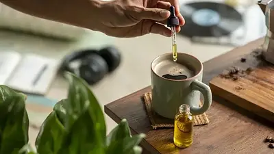 Cada vez más personas suman aceite al café como forma de obtener energía sostenida, mayor saciedad y menos picos de cansancio. Qué es esta tendencia. Cada vez más personas suman aceite al café como forma de obtener energía sostenida, mayor saciedad y menos picos de cansancio. Qué es esta tendencia.