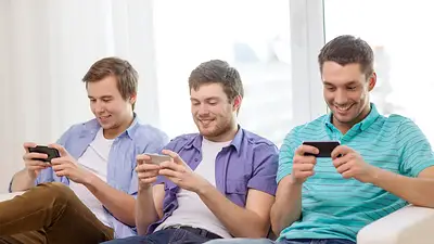 grupo de amigos con el celular. grupo de amigos con el celular.